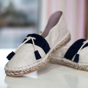Zapatos 078 de lona beige con detalles en serraje azul. Sin cordones