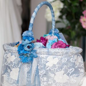 Cesta de adorno 014 para comuniones blanca con detalles en azul de Mercedes de Alba