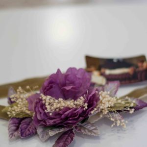 Cinturón 229 Mon Air dorado con flores violeta y beige a juego para comunión