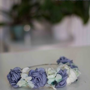 Corona 245 con flores blancas y moradas para comunión