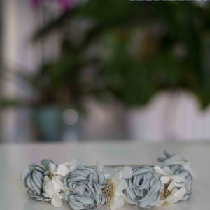 Corona 247 con flores celestes y blancas para comunión