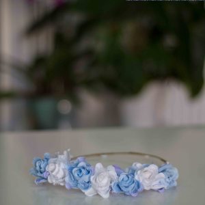 Corona 249 con flores blancas y celestes para comunión