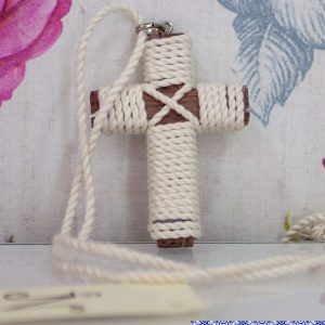 Cruz de comunión 025 de madera oscura y encordada