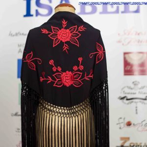 Mantoncillo de flamenco 021 para mujer negro con flores en rojo