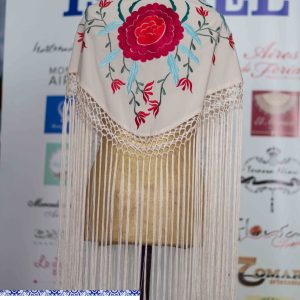 Mantoncillo de flamenco 024 para mujer crudo con flor grande en rojo