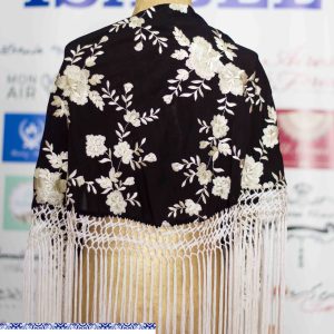 Mantoncillo de flamenco 033 para mujer negro con flores blancas
