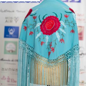Mantoncillo de flamenco 037 para mujer celeste con flores rojas