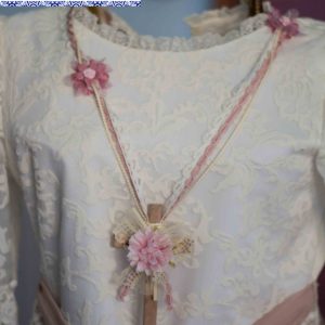 Rosario 273 con adornos y flores en beige y rosa para comunión