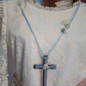 Rosario 274 con adornos y flores en azul y blanco para comunión