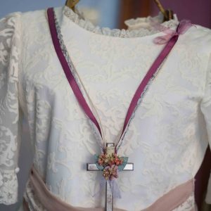 Rosario 275 con la cruz en plata con adornos y flores en morado para comunión