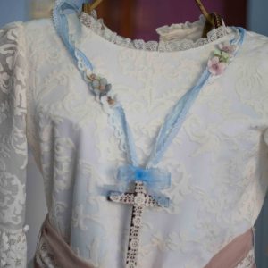 Rosario 276 con adornos y flores en celeste y blanco para comunión