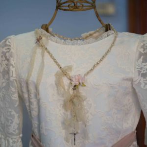 Rosario 282 con adornos y lazo beige y flores rosas para comunión
