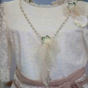 Rosario 284 La Infantita con adornos y lazo beige y detalles verde para comunión