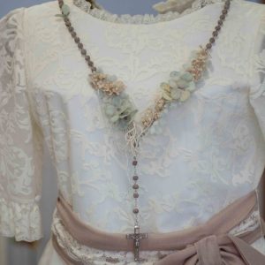 Rosario 285 Hortensia Maeso en marrón con adornos y flores a juego para comunión