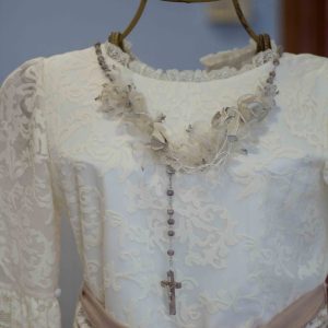 Rosario 286 Hortensia Maeso con adornos y flores beige y detalles celeste a juego para comunión