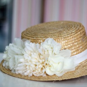Sombrero de paja 044 marrón con cinta y flores blancas
