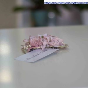 Tocado 241 Mercedes de Alba con flores rosas para comunión