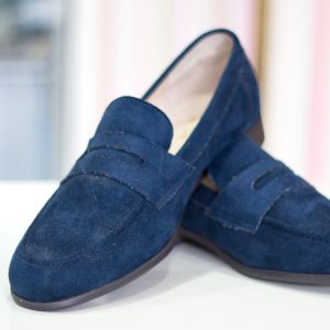 Zapatos 076 azul oscuro de vestir de material serraje. Sin cordones