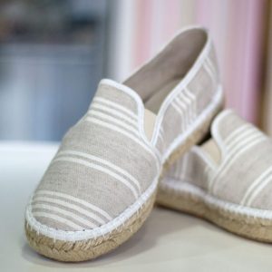 Zapatos 077 de lona grises con rayas blancas de Hortensia Maeso