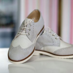 Zapatos 083 de lona y serraje color gris y beige con cordones