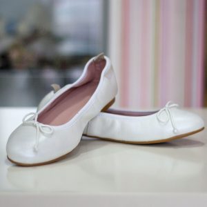 Zapatos 096 tipo manoletinas de color blanco para comunión
