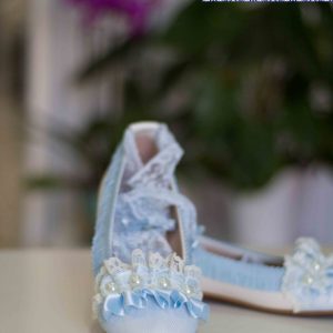 Zapatos 218 Mercedes de Alba tipo manoletinas en blanco y celeste con lazo a juego para comunión