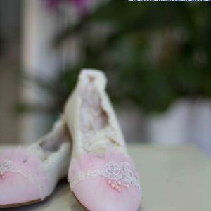 Zapatos 219 Mercedes de Alba tipo manoletinas en rosa y blanco con lazo a juego para comunión