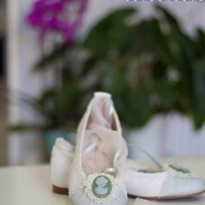 Zapatos 221 Mercedes de Alba tipo manoletinas en blanco